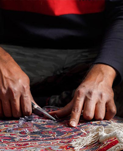 رفو گری قالی در قالیشویی سردار جنگل 
